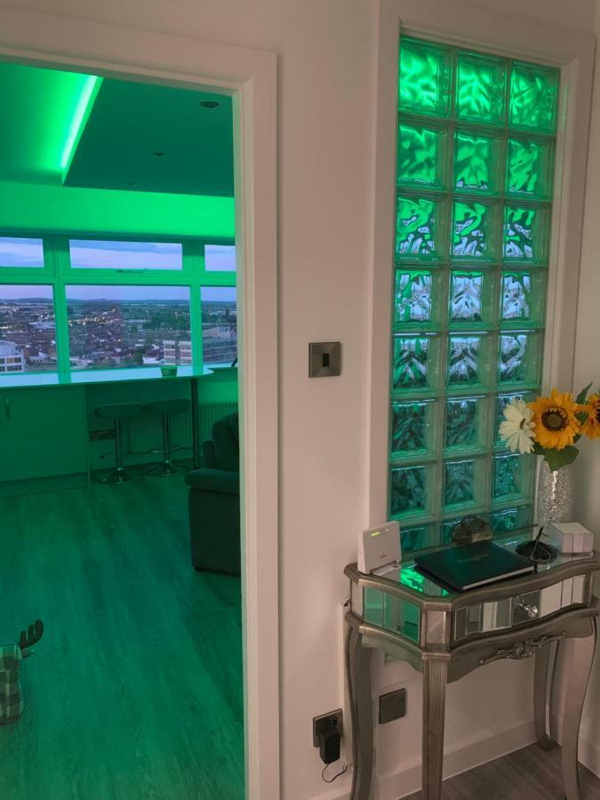 Luxury Panoramic Balcony Swindon Central Exterior photo