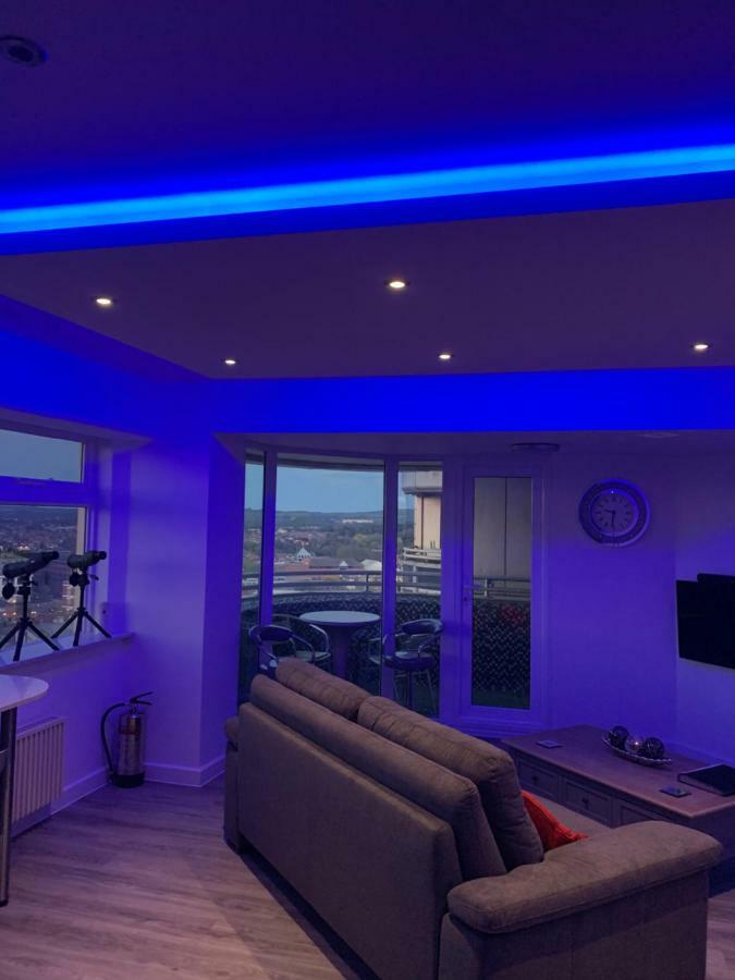 Luxury Panoramic Balcony Swindon Central Exterior photo