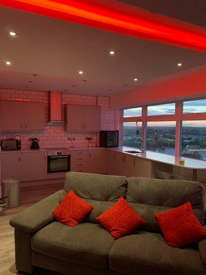 Luxury Panoramic Balcony Swindon Central Exterior photo