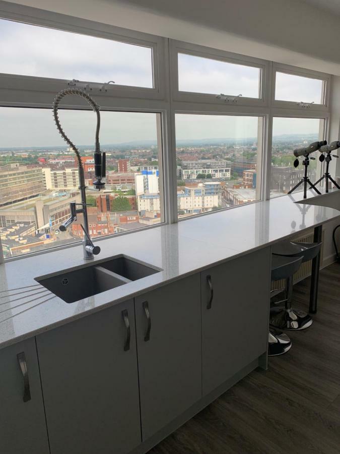 Luxury Panoramic Balcony Swindon Central Exterior photo