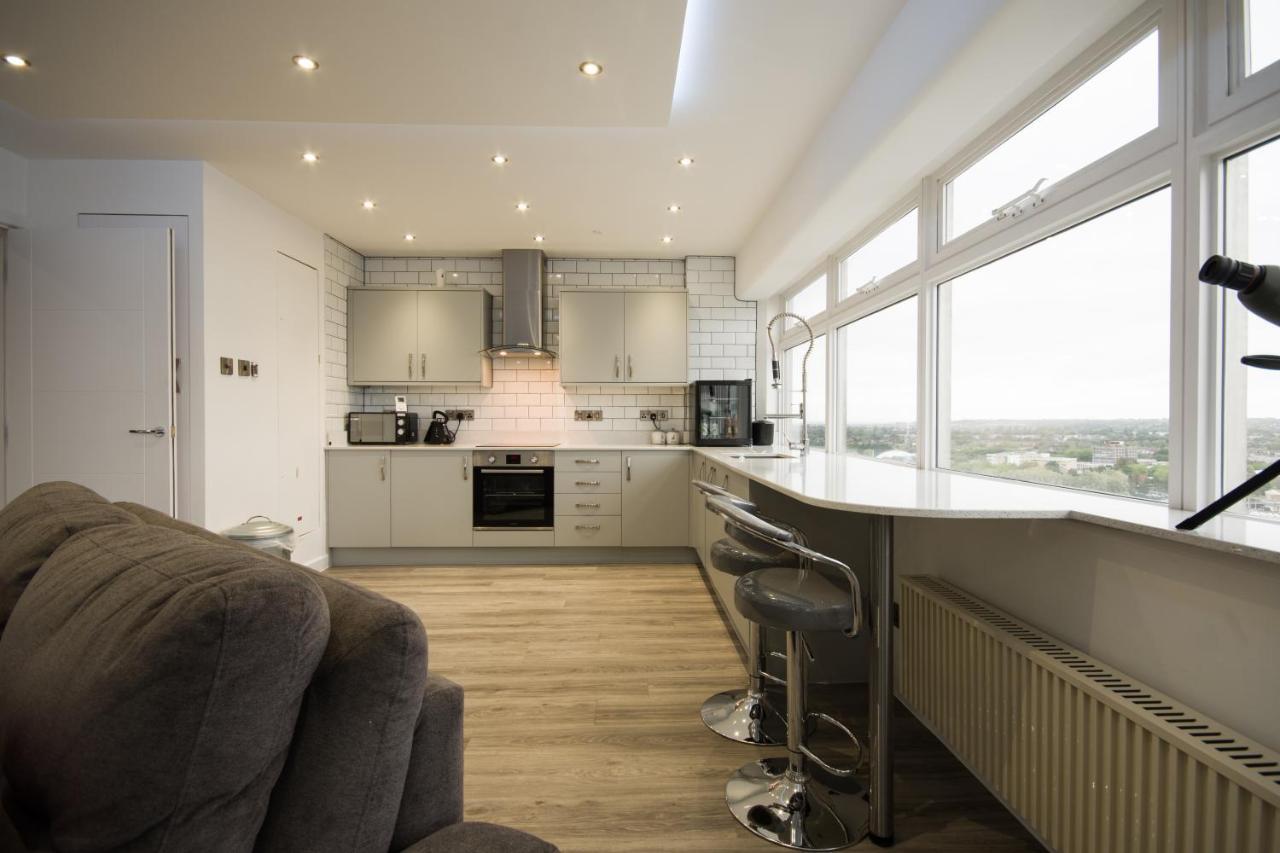 Luxury Panoramic Balcony Swindon Central Exterior photo