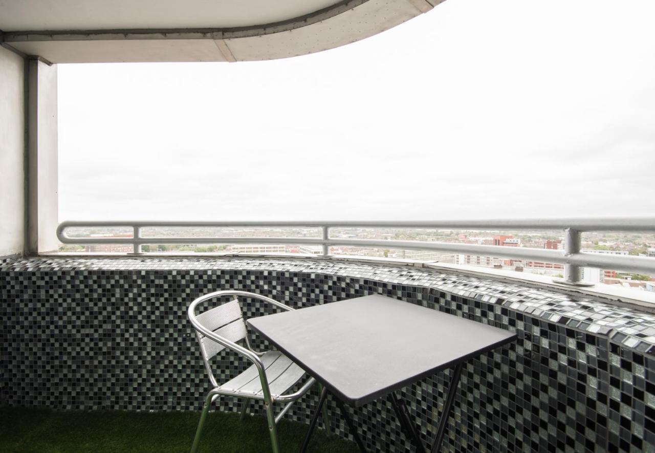 Luxury Panoramic Balcony Swindon Central Exterior photo